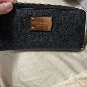 Michael Kors Wallet Great Condition